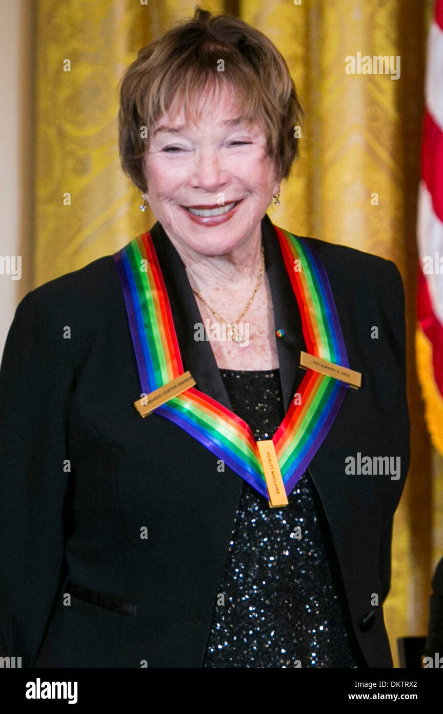 Washington, DC. Dec 8, 2013. Kennedy Center Honoree Shirley MacLaine assiste à une réception à la Maison Blanche pour le Centre Kennedy 2013 personnes honorées, le 8 décembre 2013 à Washington, DC. Credit : Kristoffer Tripplaar / Piscine via CNP/dpa/Alamy Live News Banque D'Images