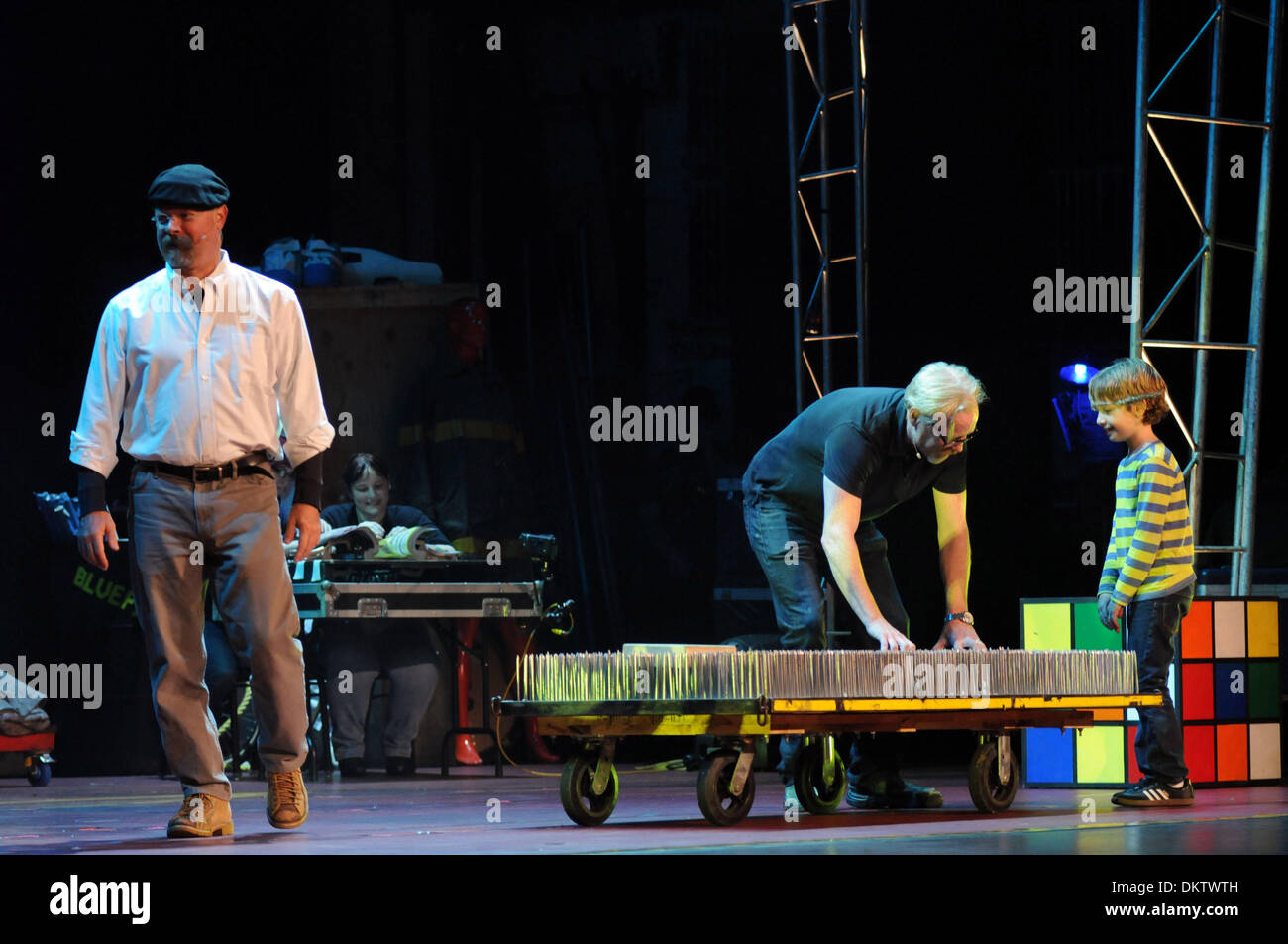 New York, New York, USA. 6e déc, 2013. Discovery Channel's 'Mythbusters' Adam Savage et JAMIE HYNEMAN effectuer derrière les mythes d' au Beacon Theatre. © Jeffrey Geller/ZUMA/ZUMAPRESS.com/Alamy fil Live News Banque D'Images