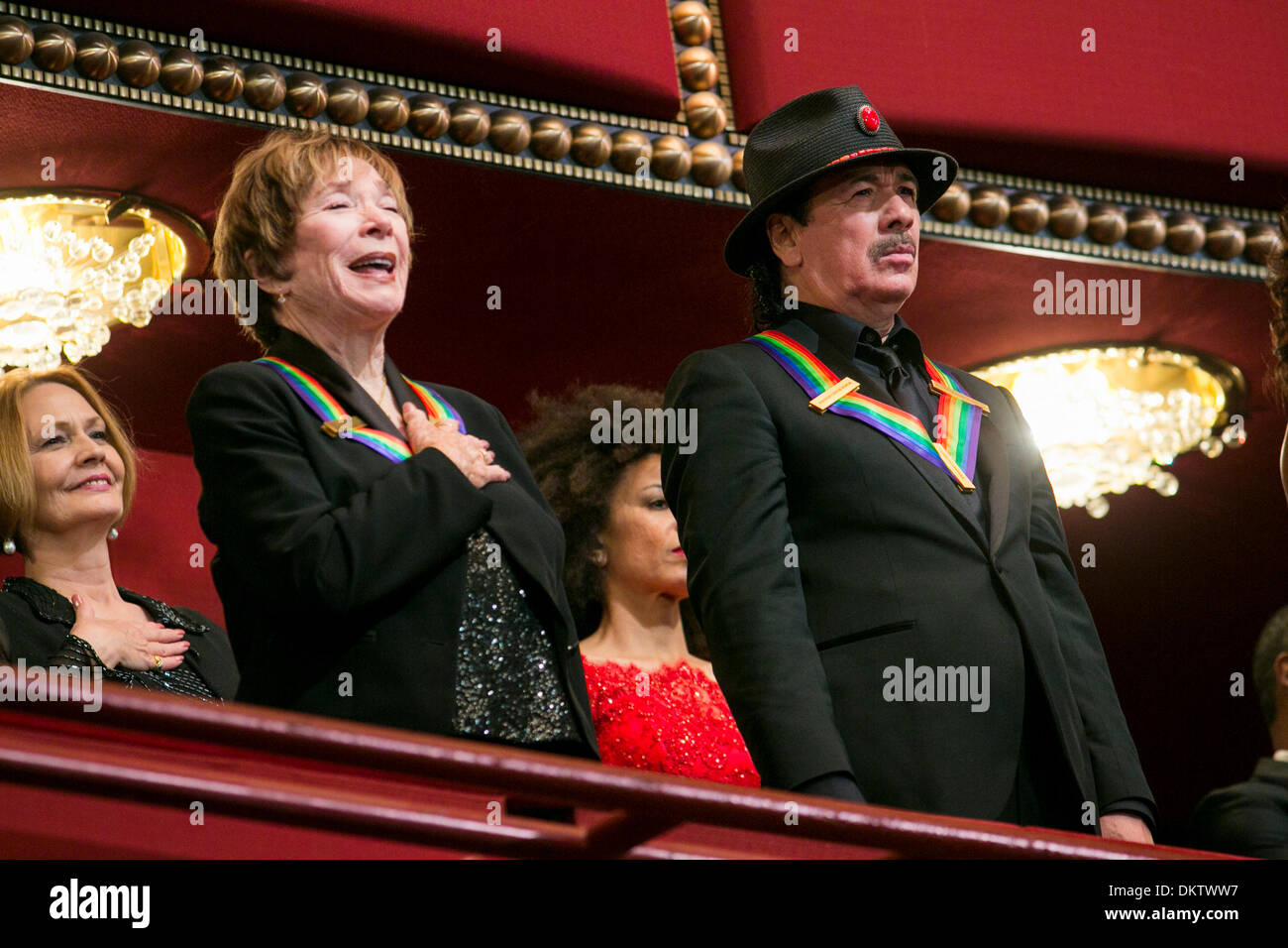 Washington, DC. Dec 8, 2013. Kennedy Centre personnes honorées, Carlos Santana, à gauche, et Shirley MacLaine, droit, à une réception à la Maison Blanche pour le Centre Kennedy 2013 personnes honorées, le 8 décembre 2013 à Washington, DC. Credit : Kristoffer Tripplaar / Piscine via CNP/dpa/Alamy Live News Banque D'Images