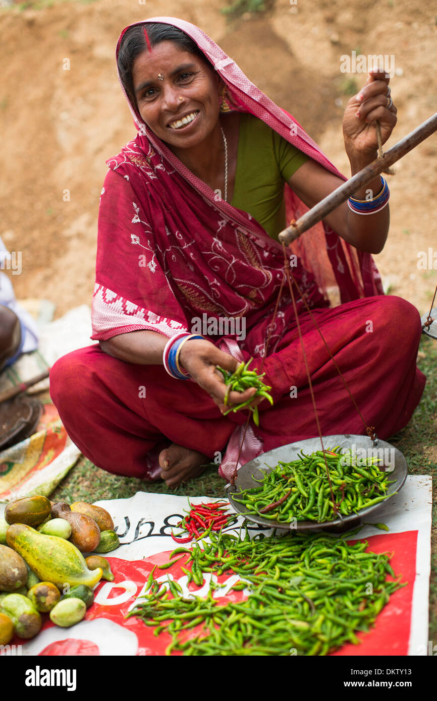 Femme vendant des légumes sur un marché dans l'État du Bihar, en Inde. Banque D'Images