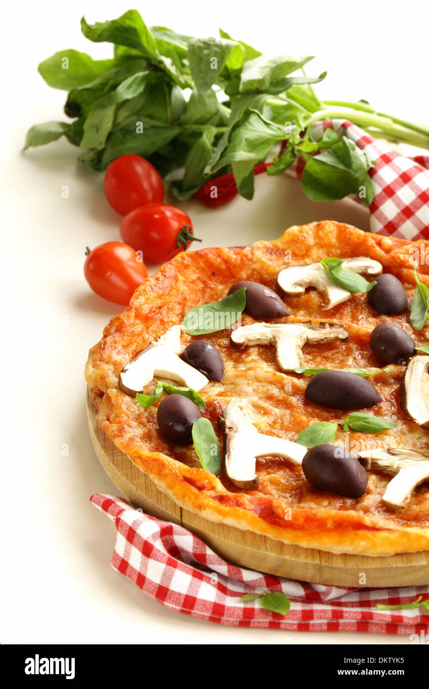Italian Pizza aux olives et champignons sur une planche en bois Banque D'Images