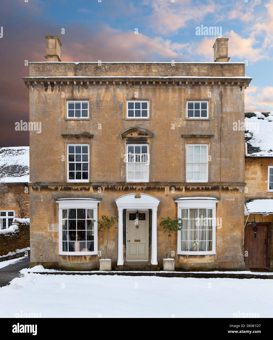 Cotswold House fine dans la neige, Broadway, Worcestershire, Angleterre. Banque D'Images