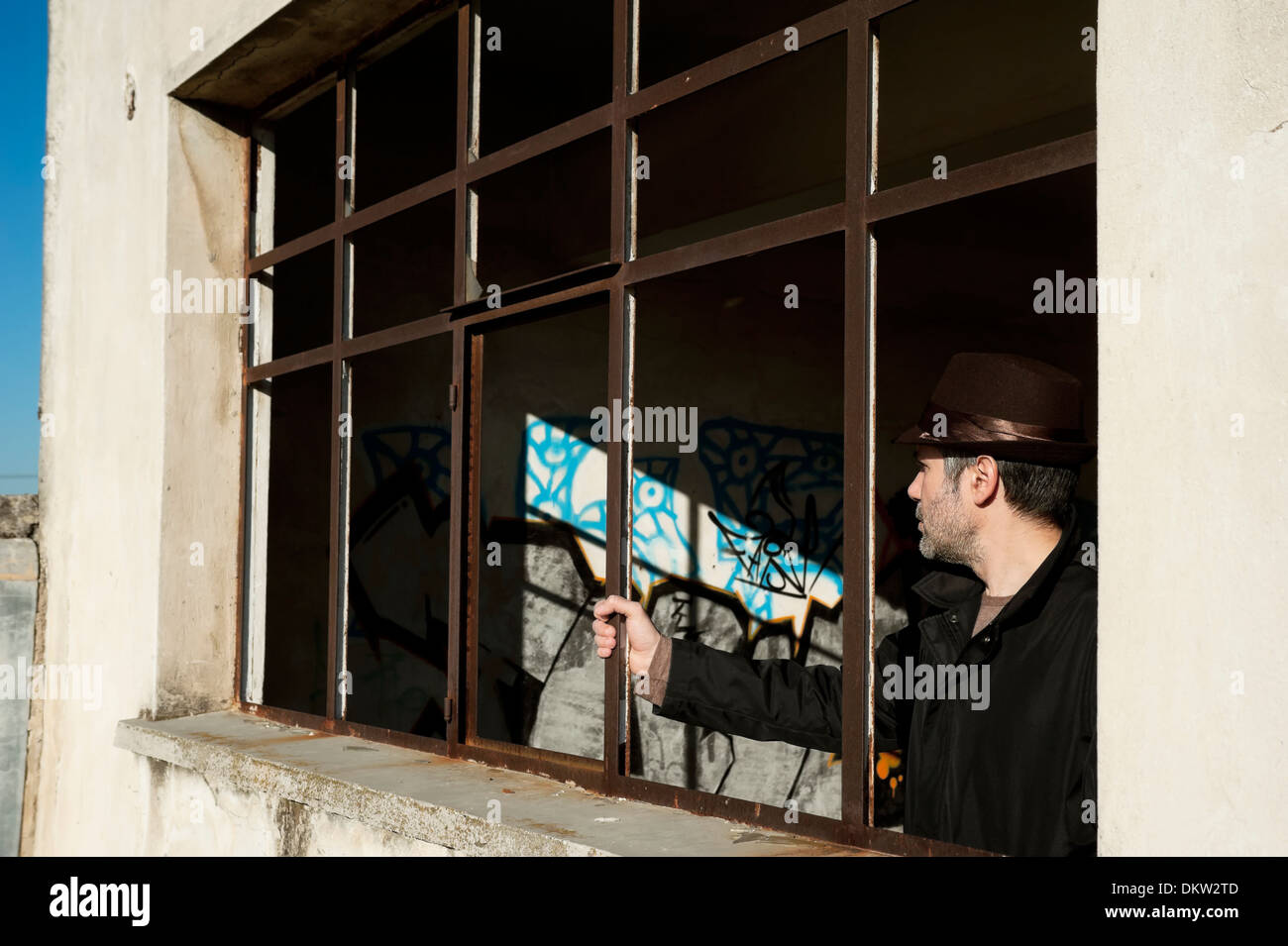 Inspection de l'homme une pièce sombre dans un site de construction abandonnés Banque D'Images
