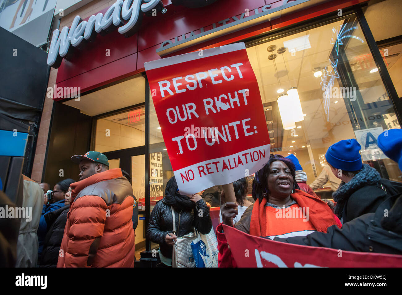 Les travailleurs de restaurants fast-food et leurs partisans protestation devant le Wendy's dans le Lower Manhattan New York Banque D'Images