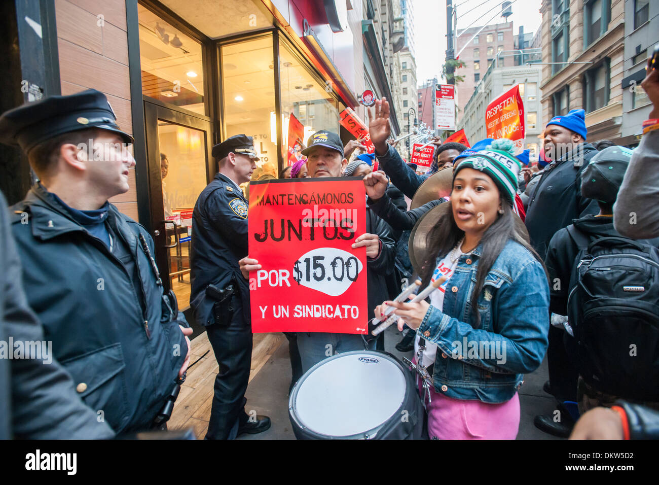 Les travailleurs de restaurants fast-food et leurs partisans protestation devant le Wendy's dans le Lower Manhattan New York Banque D'Images