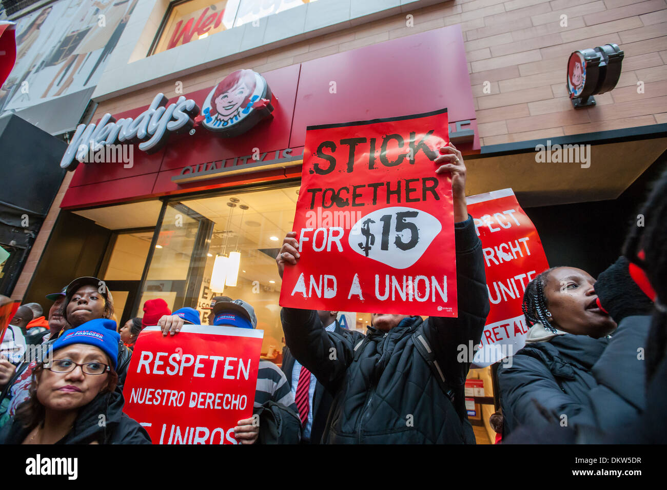 Les travailleurs de restaurants fast-food et leurs partisans protestation devant le Wendy's dans le Lower Manhattan New York Banque D'Images