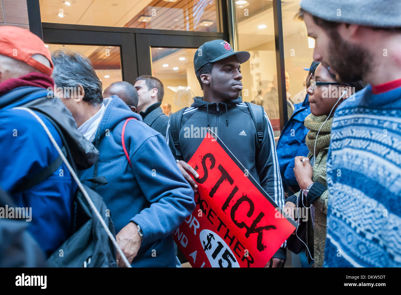 Les travailleurs de restaurants fast-food et leurs partisans protestation devant le Wendy's dans le Lower Manhattan New York Banque D'Images