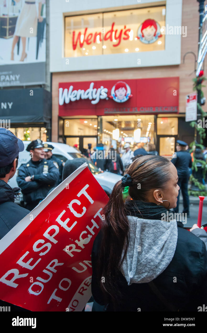 Les travailleurs de restaurants fast-food et leurs partisans protestation devant le Wendy's dans le Lower Manhattan New York Banque D'Images