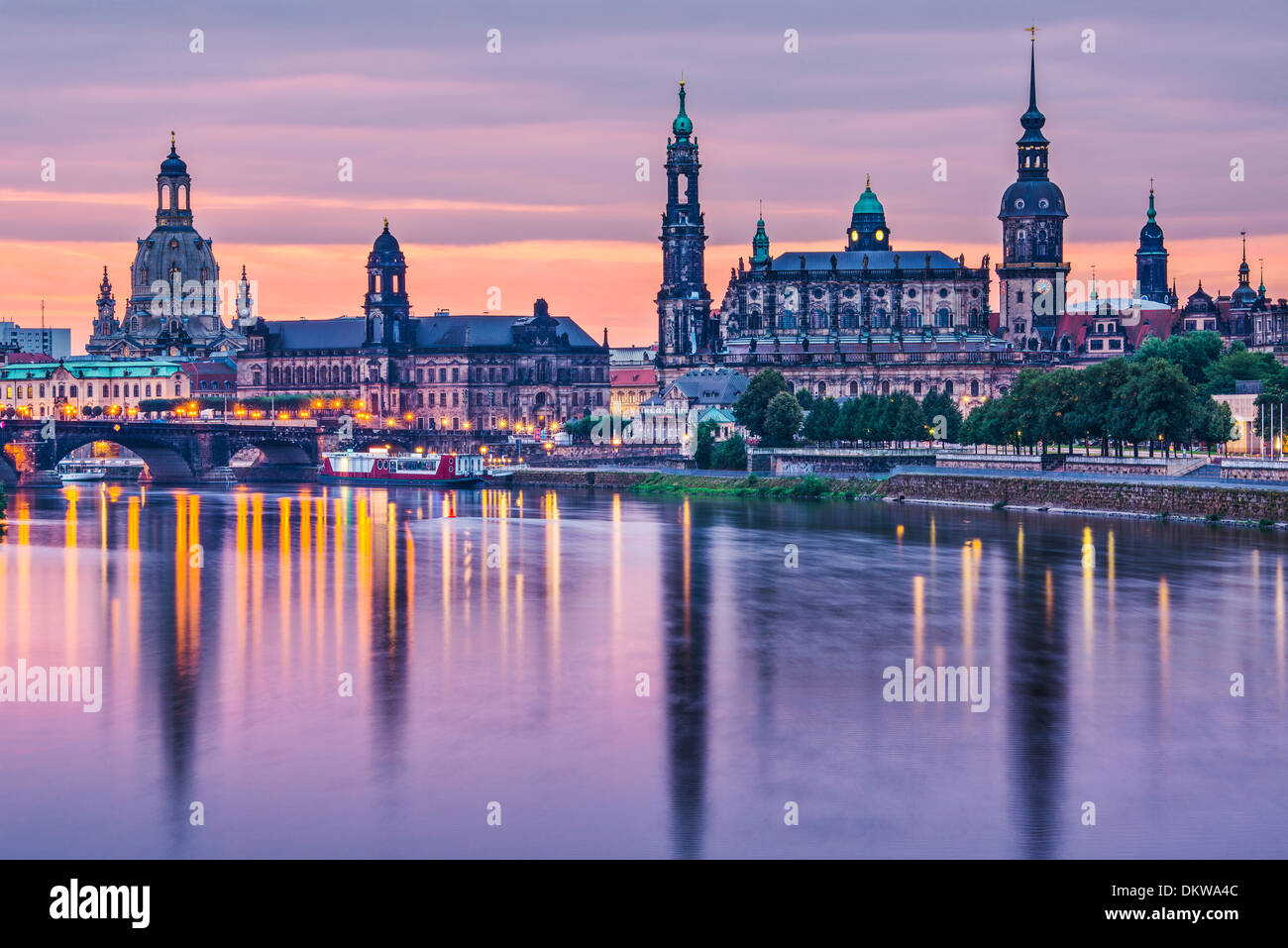 Dresde, Allemagne au-dessus de l'Elbe à l'aube. Banque D'Images