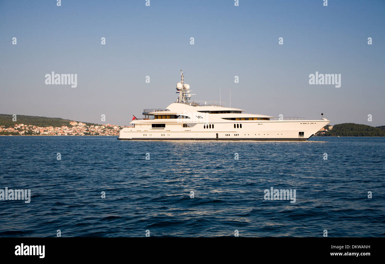 Yacht de luxe et moderne sur la mer Banque D'Images