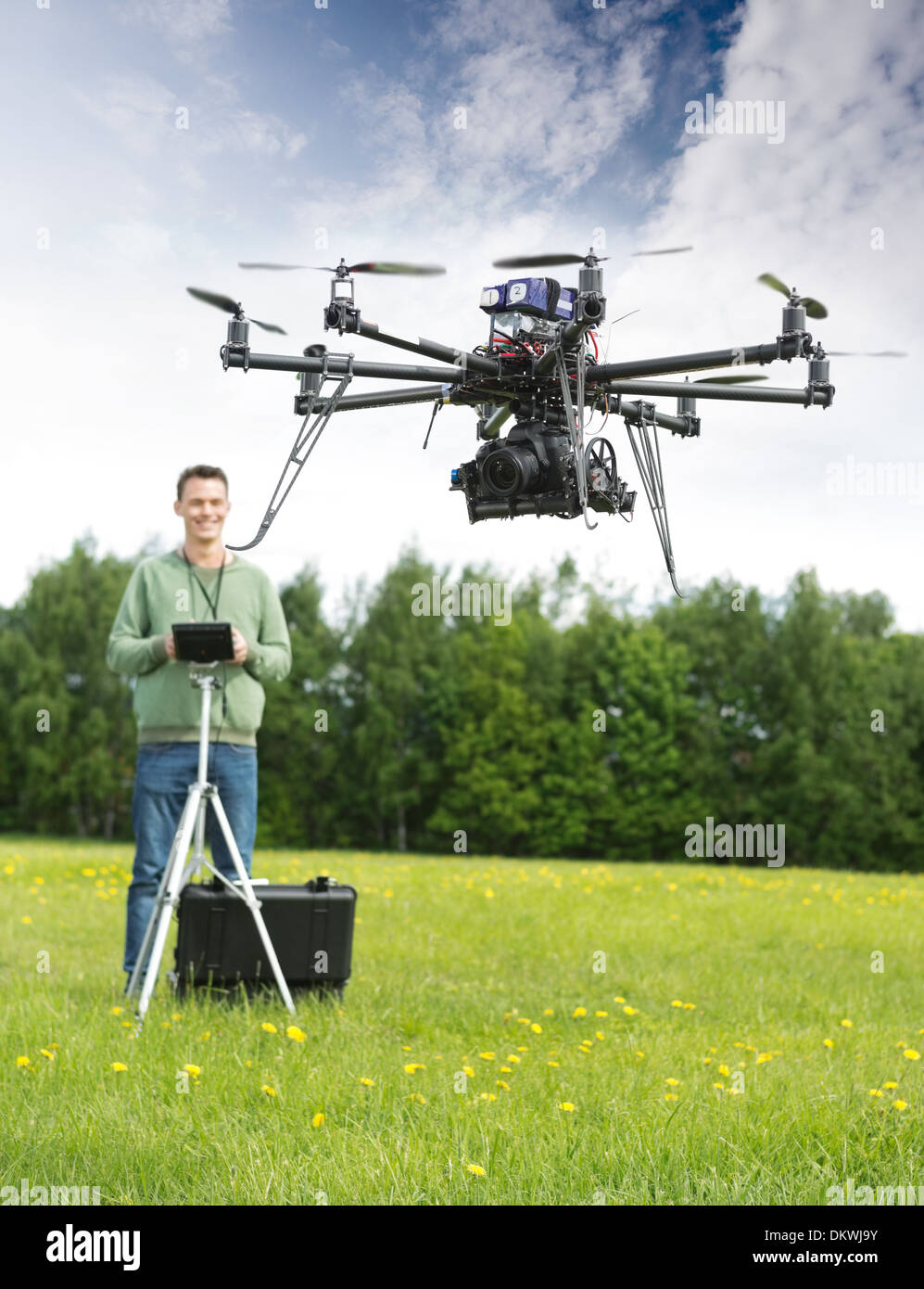 Vol en hélicoptère drone homme Park Banque D'Images