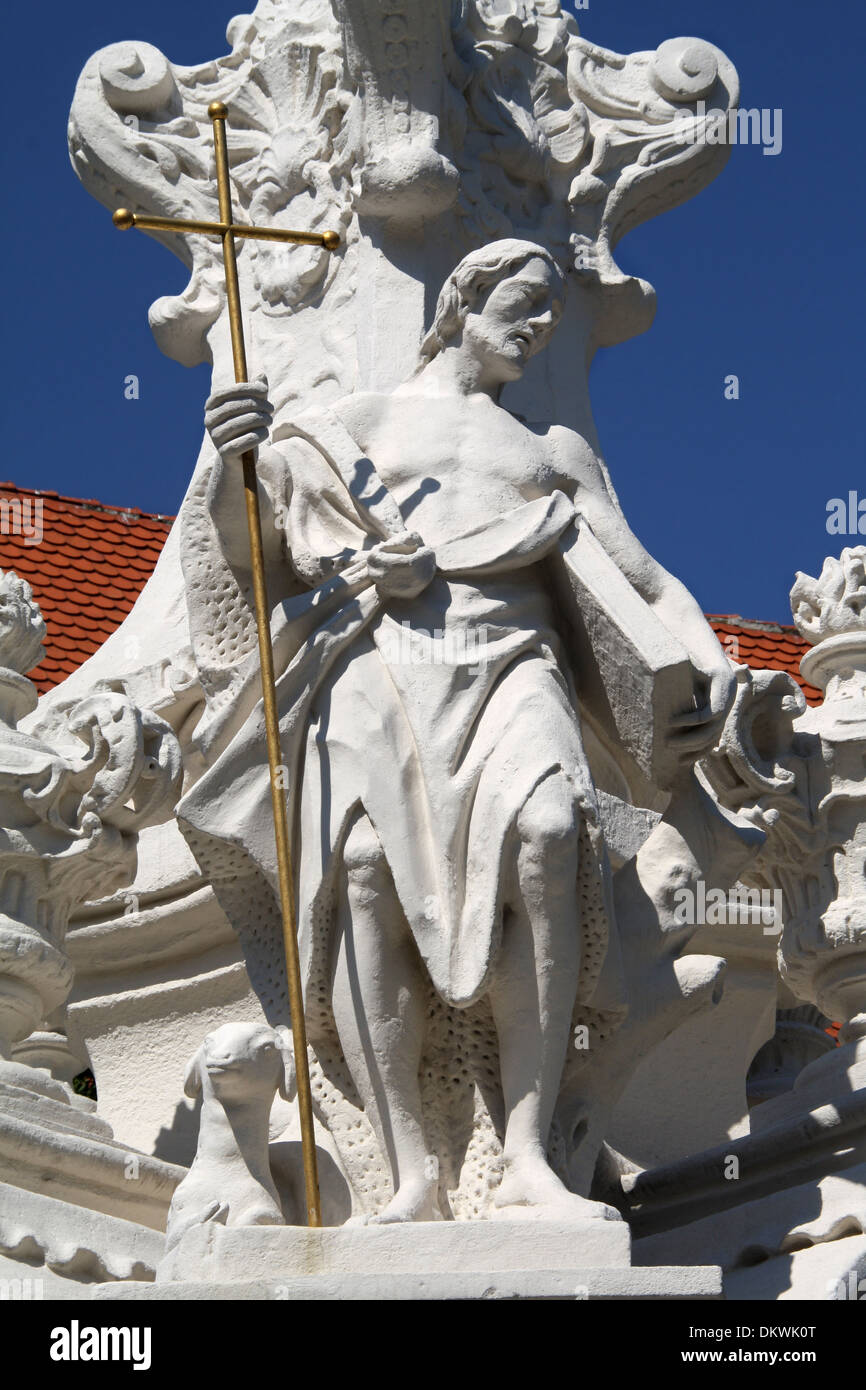 Hainburg an der Donau - Saint Jean le Baptiste à partir de détails colonne baroque dédiée à hl. Mary Banque D'Images