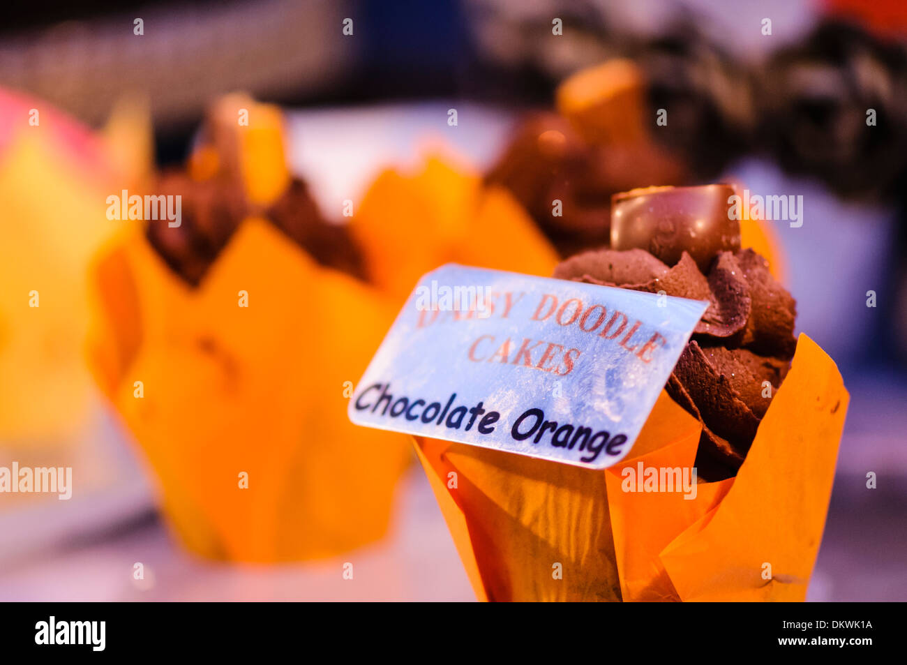 Cupcake chocolat Orange de 'daisy' Gâteaux Doodle Banque D'Images
