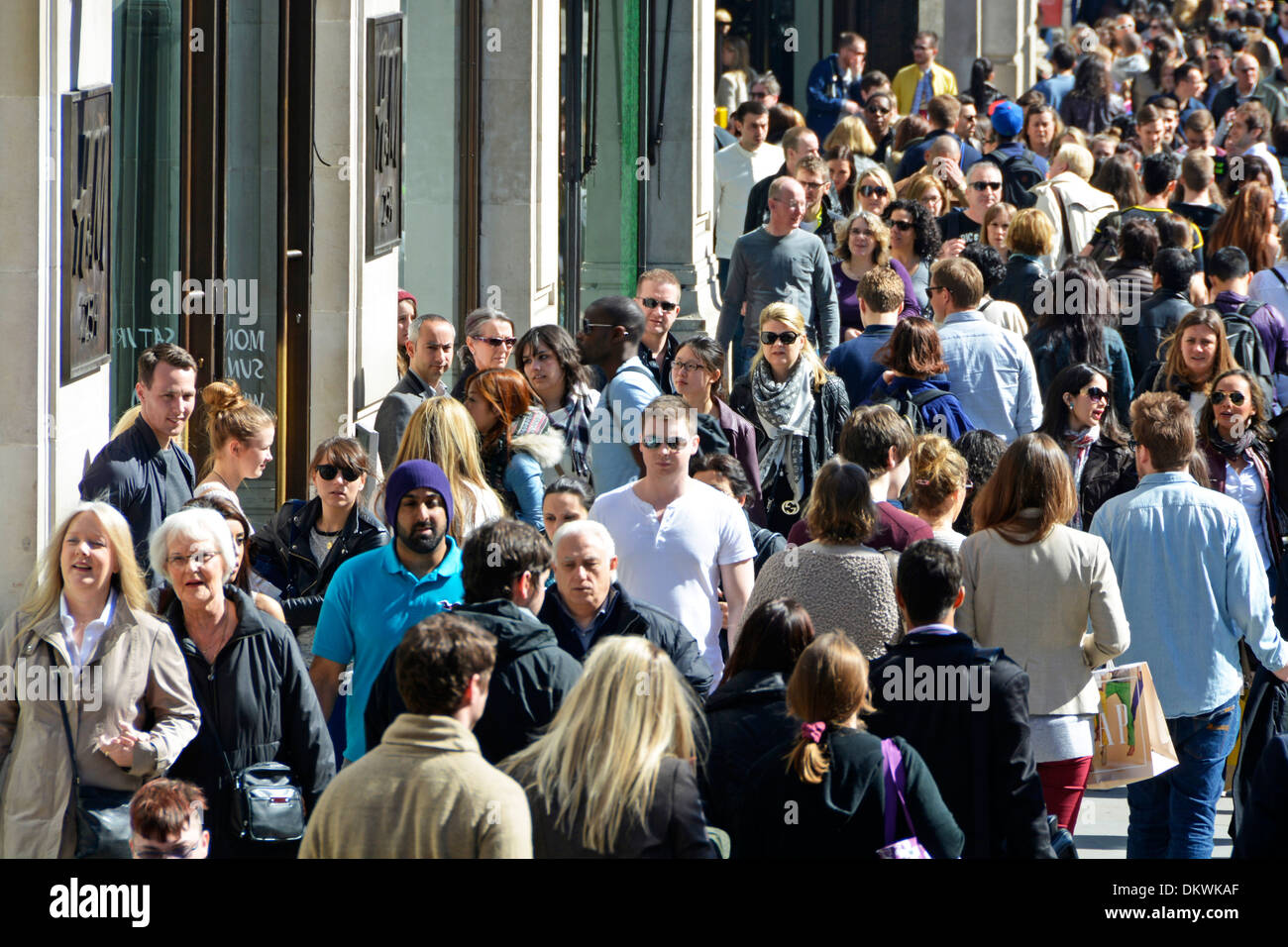 Vue rapprochée depuis le haut de la foule de gens qui font du shopping sur Regent Street Pavel, dans la zone commerçante du West End, à l'extérieur du magasin H&M de Londres, en Angleterre, au Royaume-Uni Banque D'Images