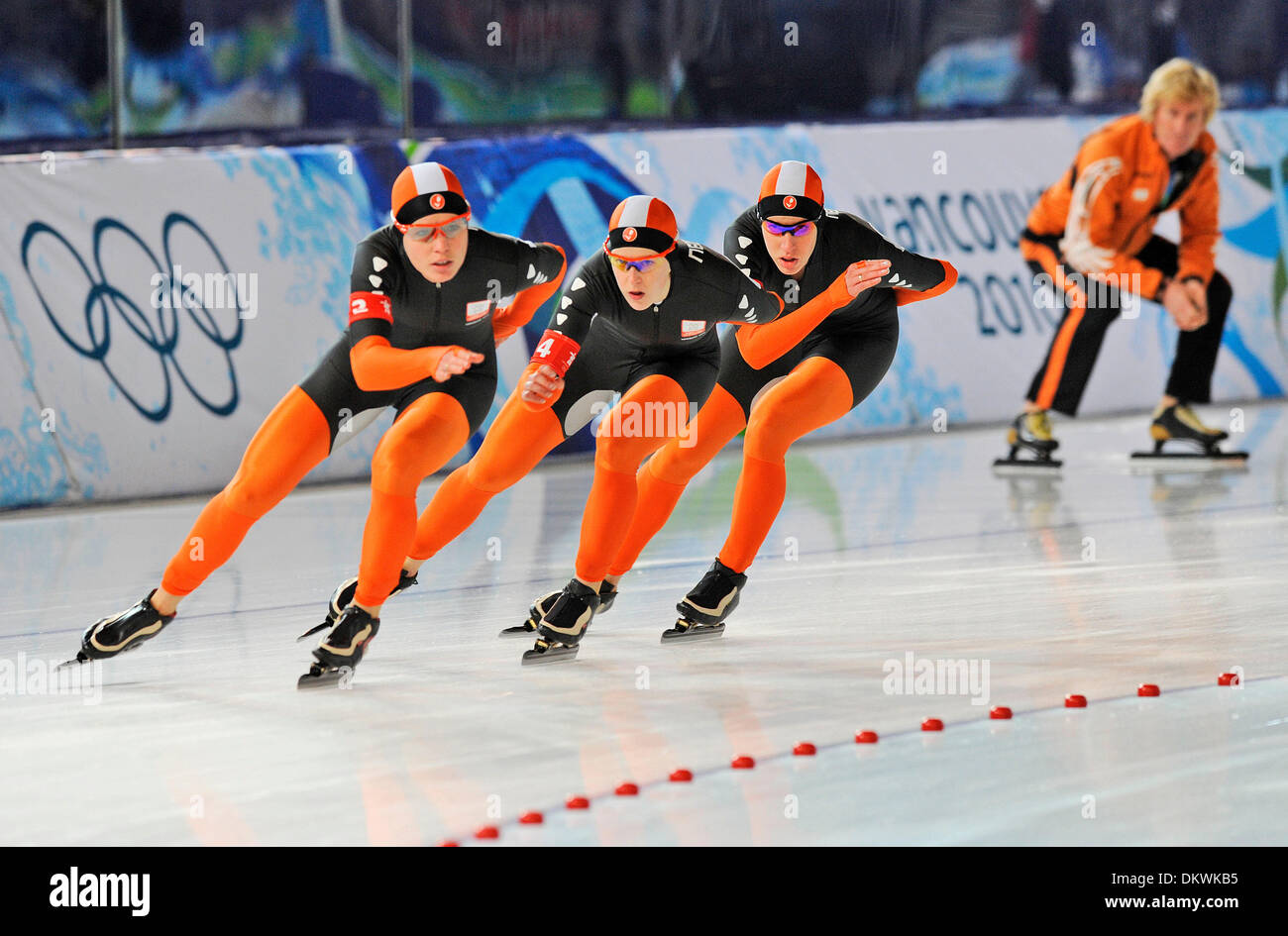 27 févr. 2010 - Vancouver, Colombie-Britannique, Canada - Équipe Netherland's # 2 DIANE VALKENBURG, IREEN WUST, # 4 et # 3 JORIEN VOORHUIS terminer 6e au cours de la gant de poursuite par équipe finale de patinage de vitesse à l'anneau olympique de Richmond pendant les Jeux Olympiques d'hiver de 2010. (Crédit Image : © Jed Conklin/ZUMApress.com) Banque D'Images