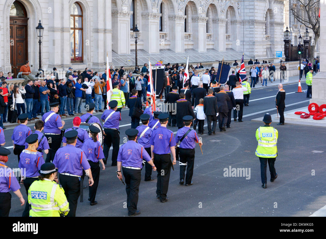 St Georges Day Parade Orange dans Whitehall au cénotaphe est dirigé par la Police métropolitaine Banque D'Images