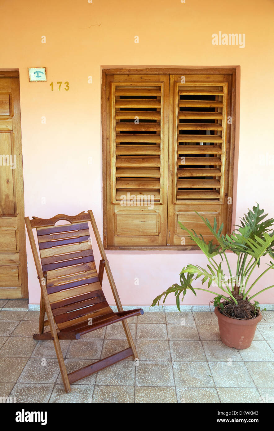 Fauteuil à bascule sur véranda, ville de Vinales, Cuba, Caraïbes Banque D'Images