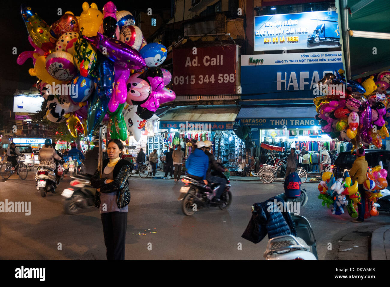 Noël à Hanoï Vietnam vendeur de ballons de nuit Banque D'Images