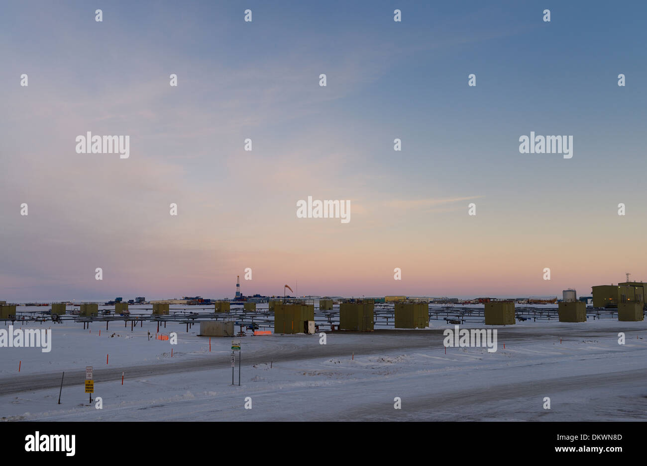 Les stations de pompage du puits de pétrole à l'aube dans la région de Prudhoe Bay Deadhorse froide de l'océan Arctique de la mer de Beaufort en Alaska USA Banque D'Images