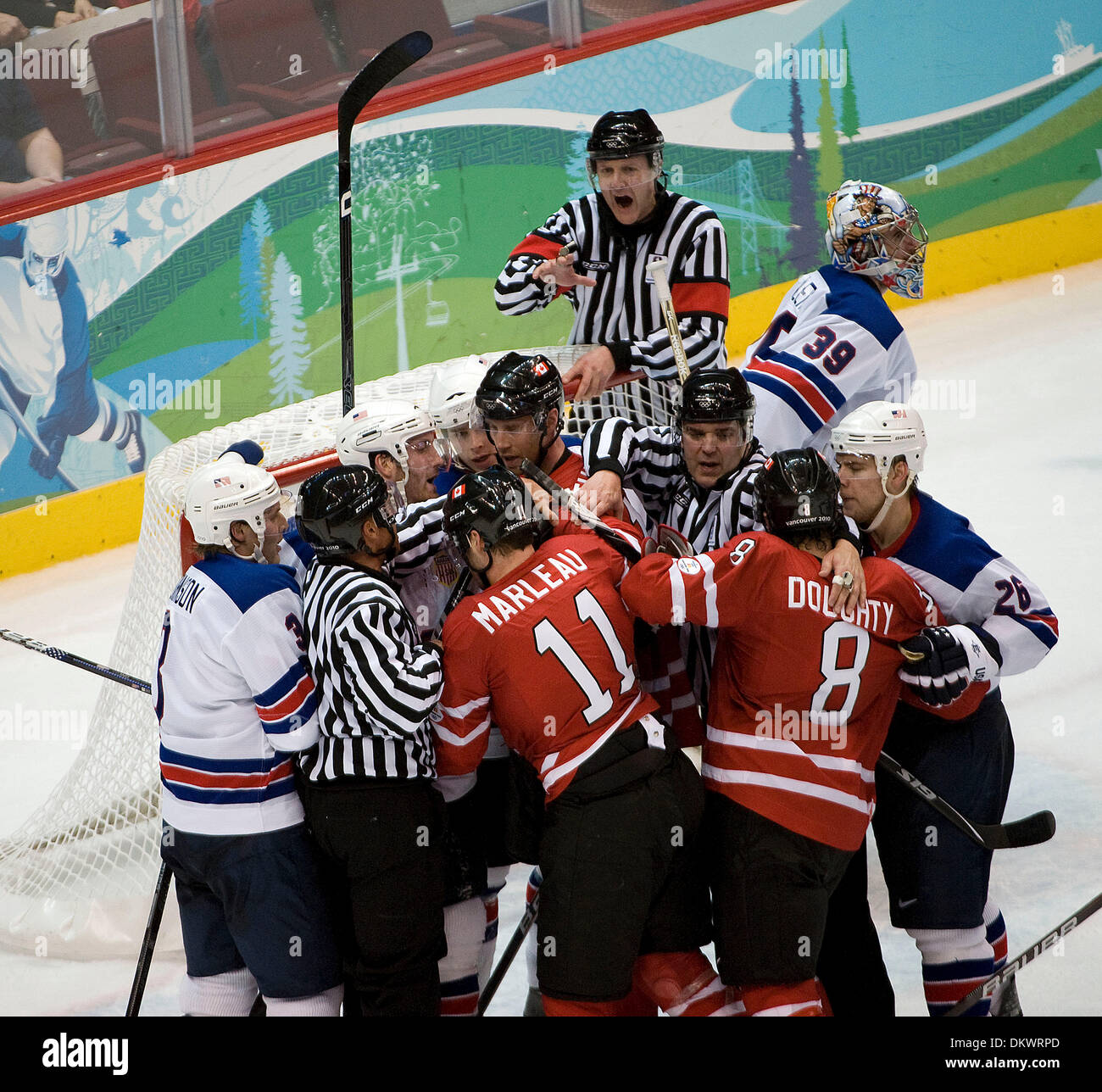 21 févr. 2010 - Vancouver, Colombie-Britannique, Canada - Canada's PATRICK MARLEAU et la lutte avec DREW DOUGHTY arbitres pendant le Tour préliminaire Groupe A - Men's match de hockey aux Jeux Olympiques d'hiver de 2010 à Vancouver, Colombie-Britannique. USA a défait le Canada 5-3. (Crédit Image : © Jed Conklin/ZUMApress.com) Banque D'Images