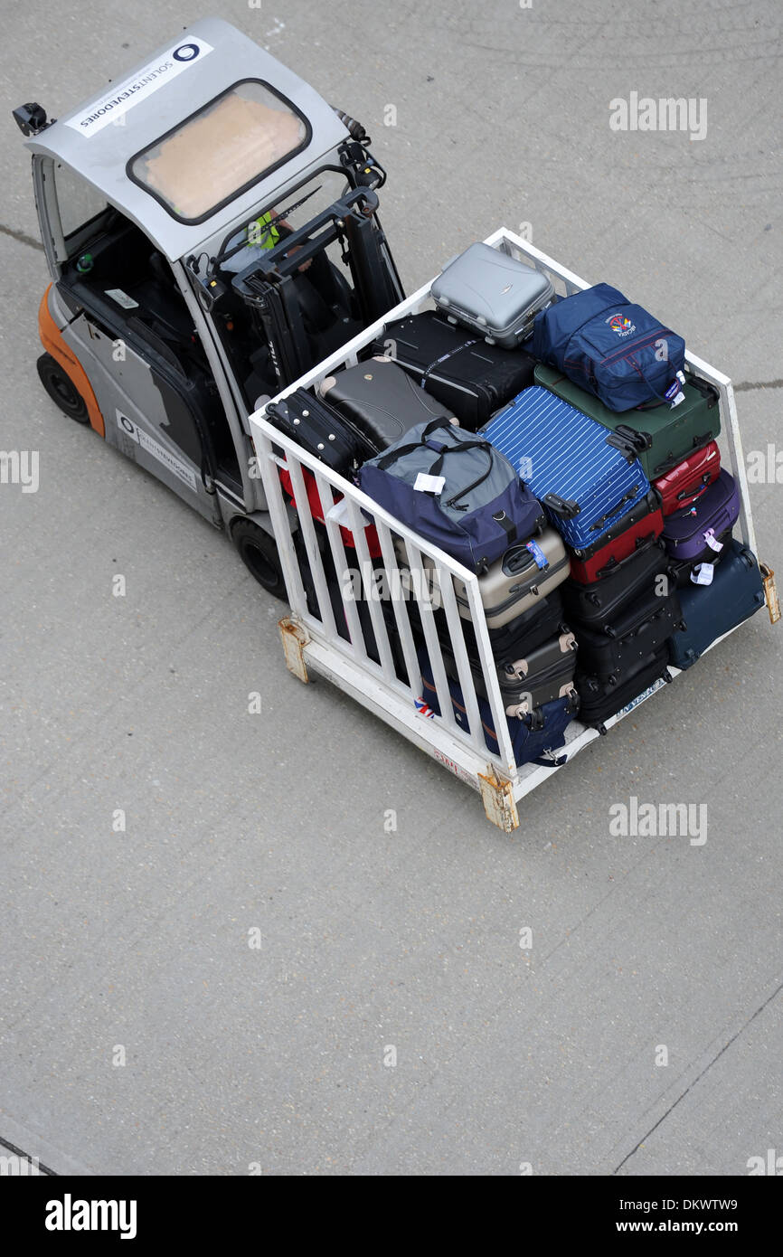 Un chariot élévateur transportant des valises et bagages. Banque D'Images