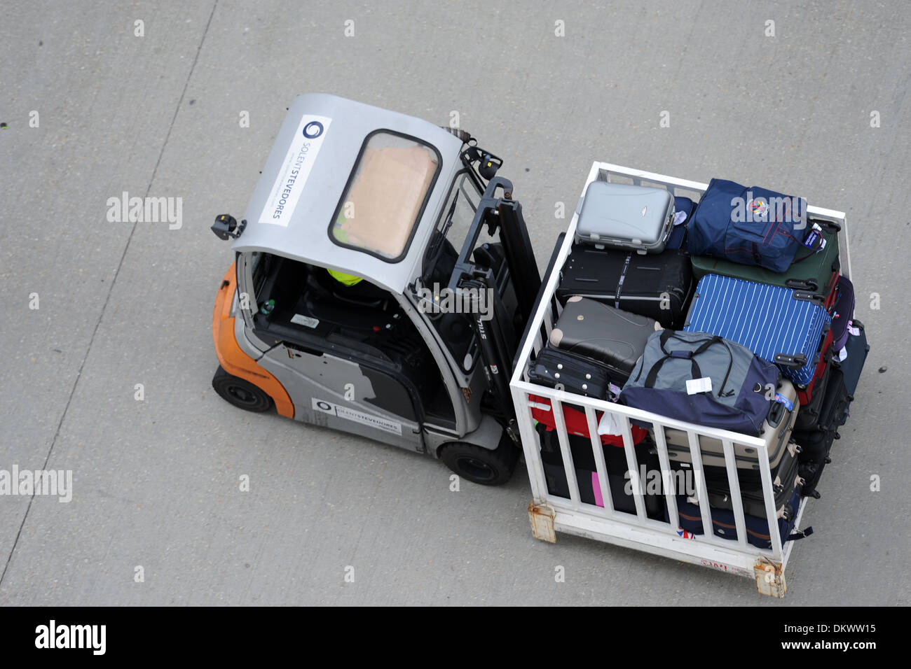 Un chariot élévateur transportant des valises et bagages. Banque D'Images
