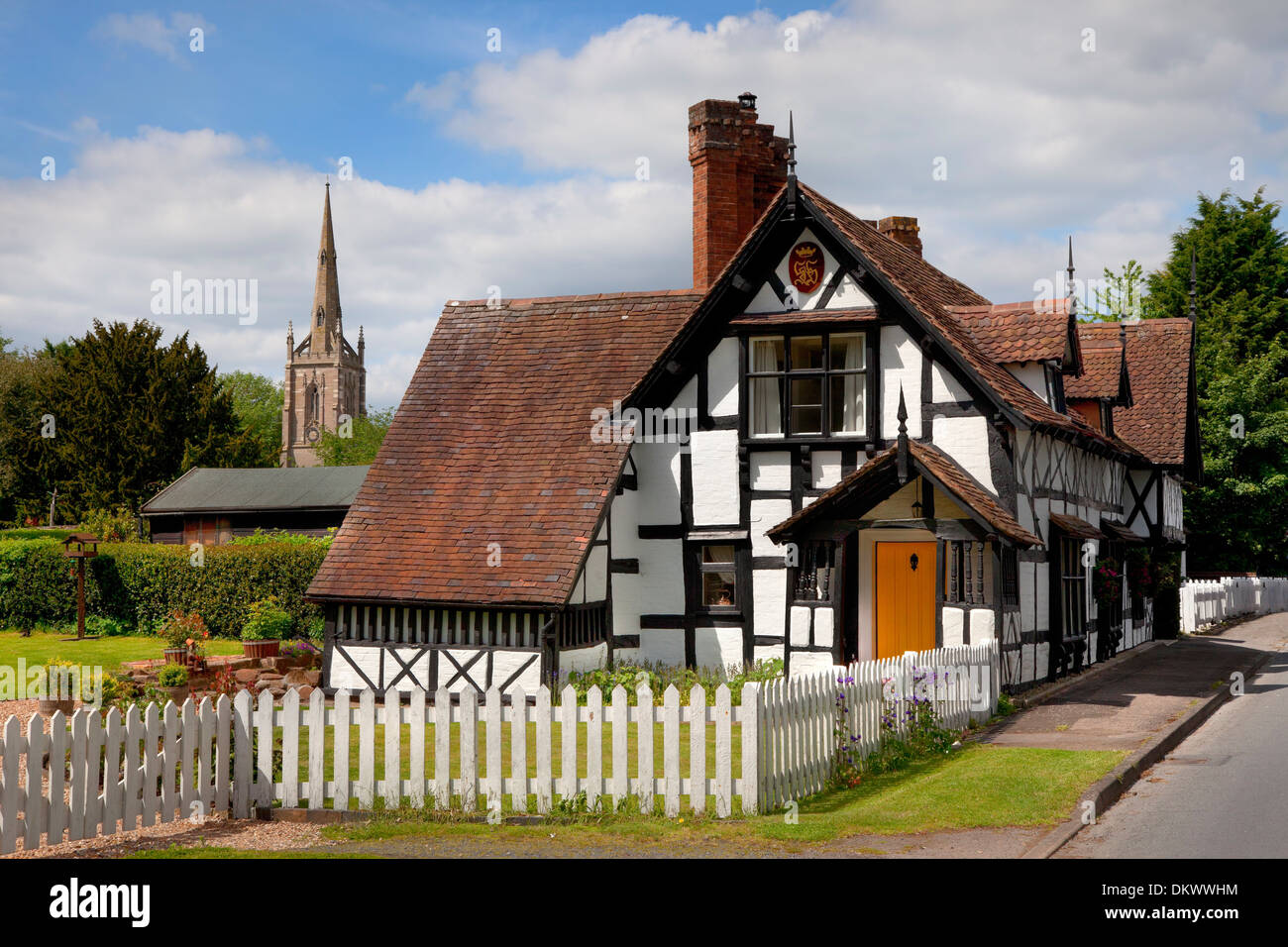 Cottage et église à Ombersley village, Worcestershire, Angleterre. Banque D'Images