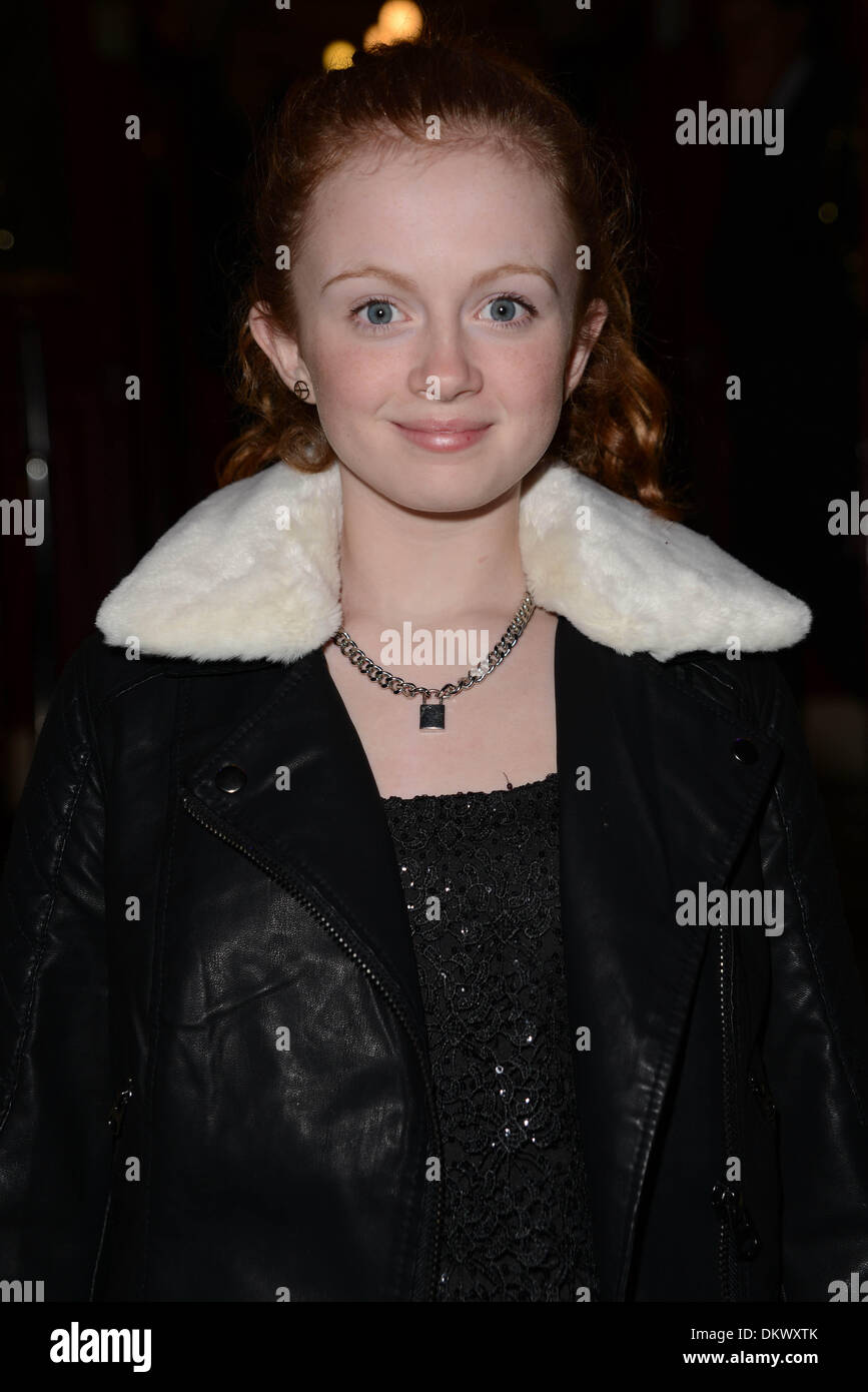 Maisie Smith assiste à la 'Aladdin' celebrity press nuit au New Wimbledon Theatre de Londres 9 Dec 2013. Photo par voir Li Banque D'Images