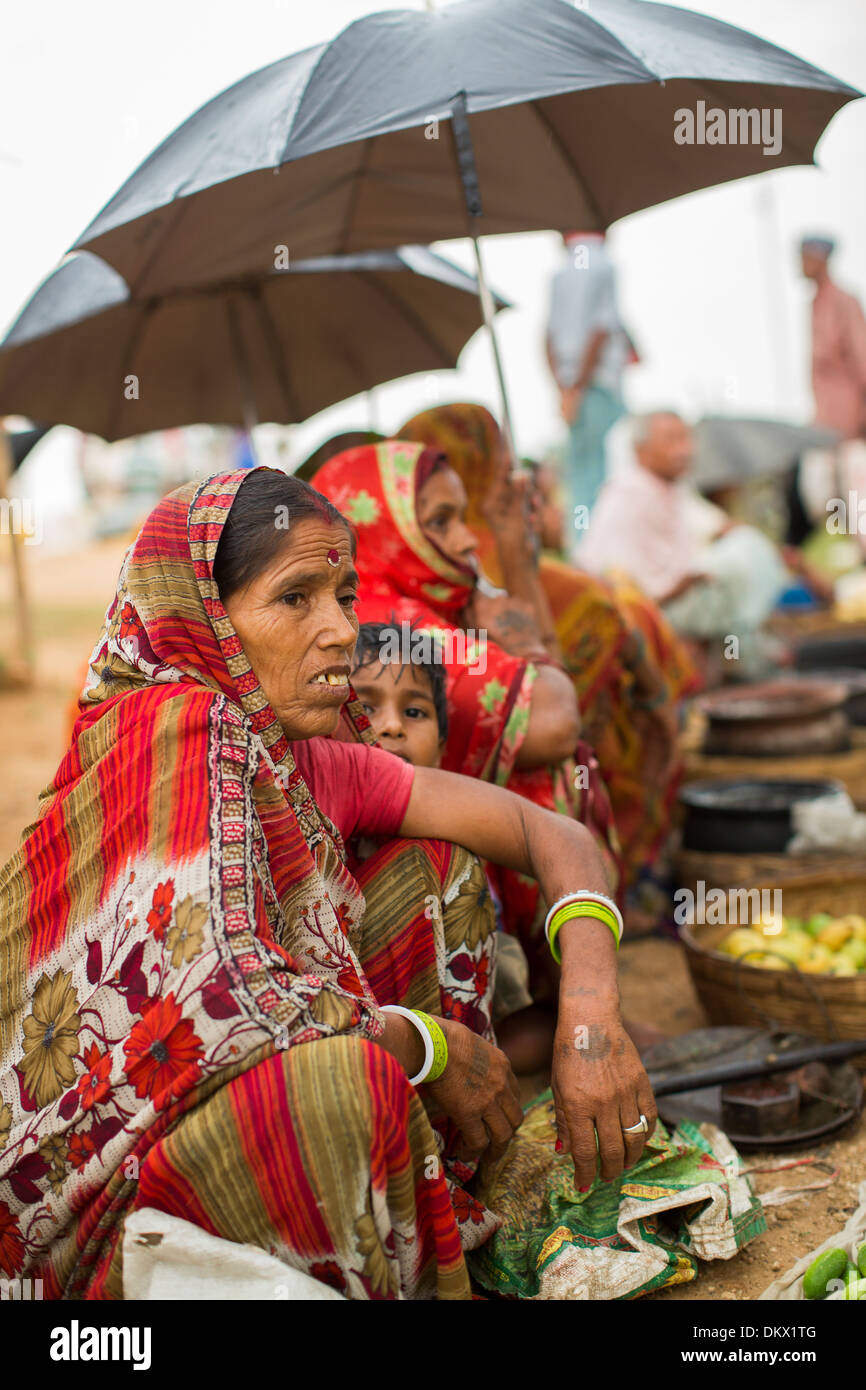 Les femmes vendent au marché dans l'État du Bihar, en Inde. Banque D'Images