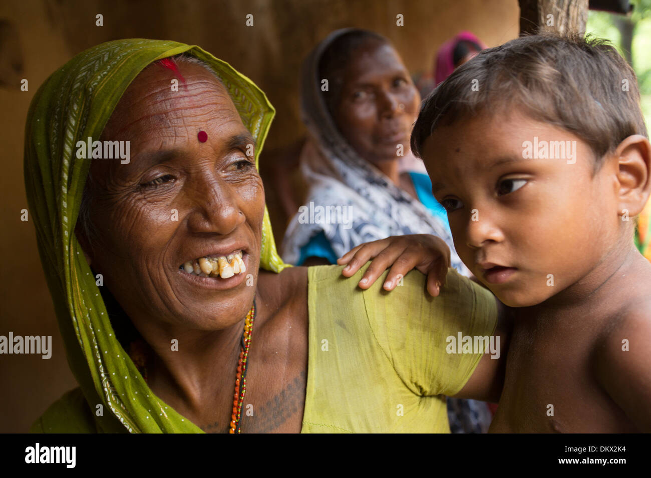 Grand-mère avec son petit-fils dans l'État du Bihar, en Inde. Banque D'Images