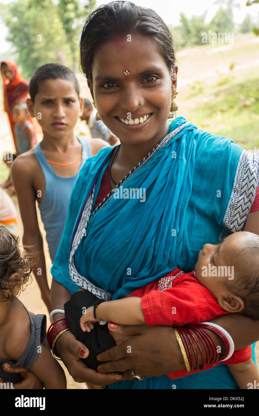 Femme avec un bébé dans l'État du Bihar, Inde Banque D'Images