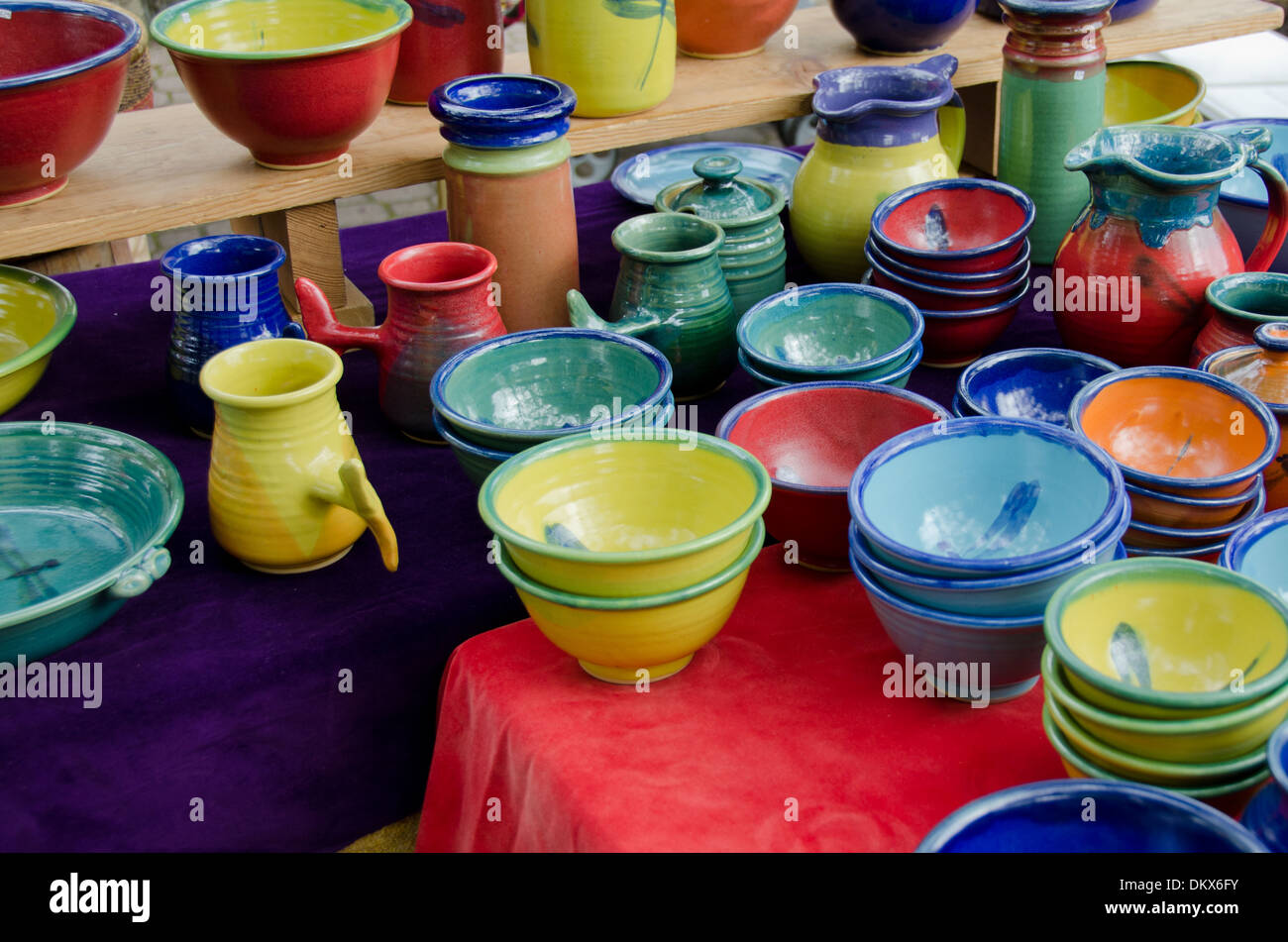 La poterie fait à la main en couleurs Banque D'Images