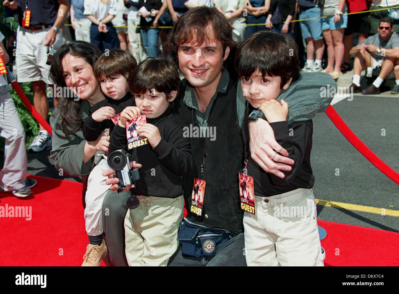 ROBERT RODRIGUEZ & FAMILY.DIRECTEUR & FAMILY.DISNEY AVENTURE, LA, USA.18/03/2001.BG25C19C. Banque D'Images