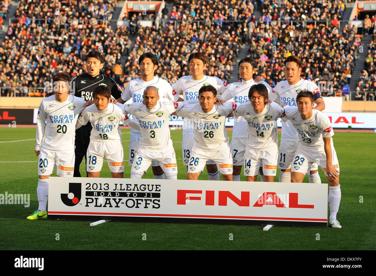 Stade National, Tokyo, Japon. Dec 8, 2013. Tokushima Vortis groupe l'équipe de line-up, 8 décembre 2013 - Football : 2013 J1 championnat Promotion match final entre Kyoto Sanga F.C. 0-2 Tokushima Vortis. au Stade National, Tokyo, Japon. Retour L-R : Kenya Matsui, Mitsuru Chiyotanda, Hiroyuki Takasaki, Kosei Shibasaki , Tomohiro Tsuda, AVANT L-R : Junya Osaki, Kohei Miyazaki, Alex, Yuya Hashiuchi, Takeshi Hamada et Kotaro Fujiwara. Credit : AFLO/Alamy Live News Banque D'Images