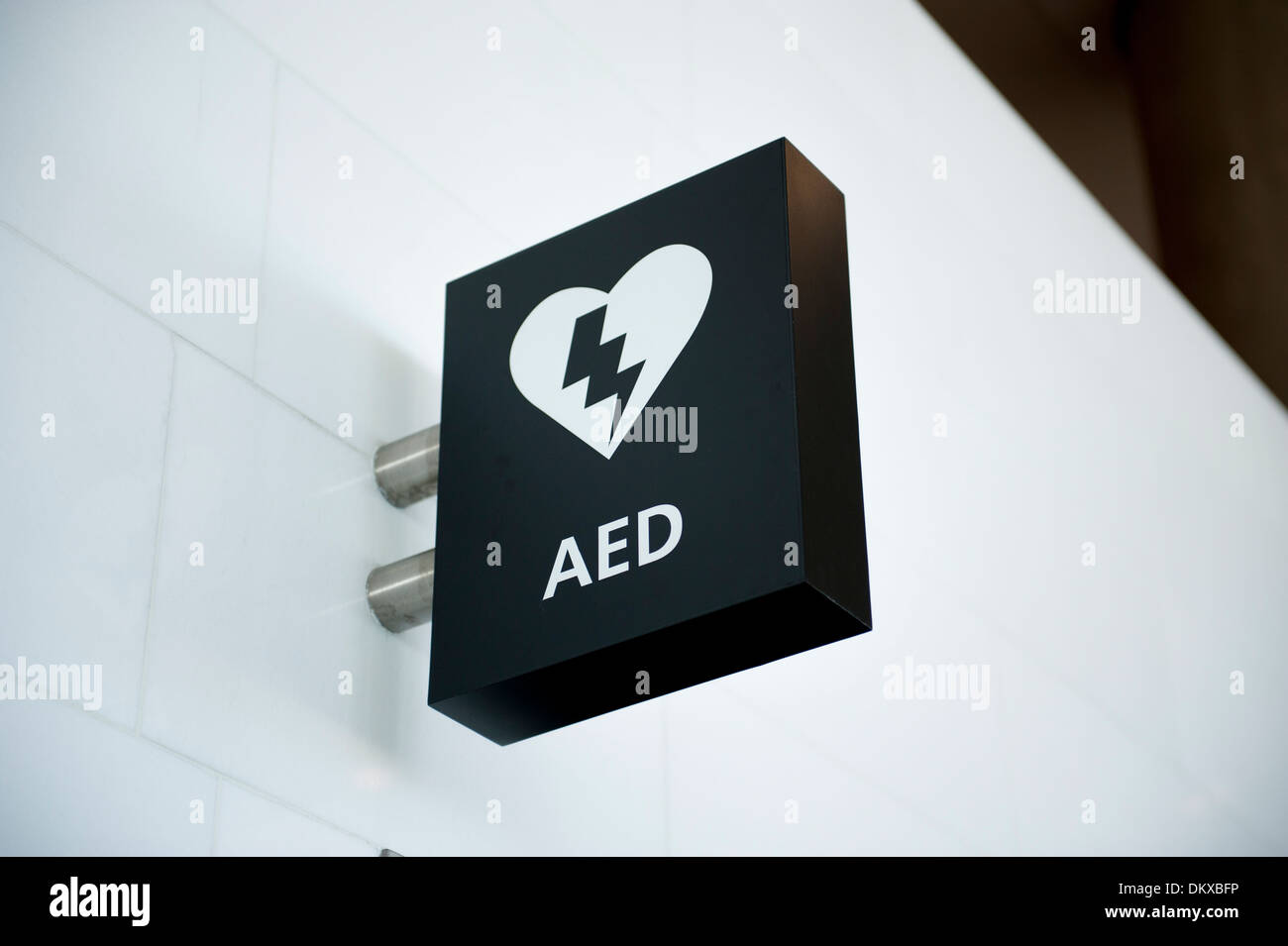 Signe pour défibrillateur automatisé externe DAE est un appareil électronique portable qui peut sauver une vie d'une crise cardiaque Banque D'Images