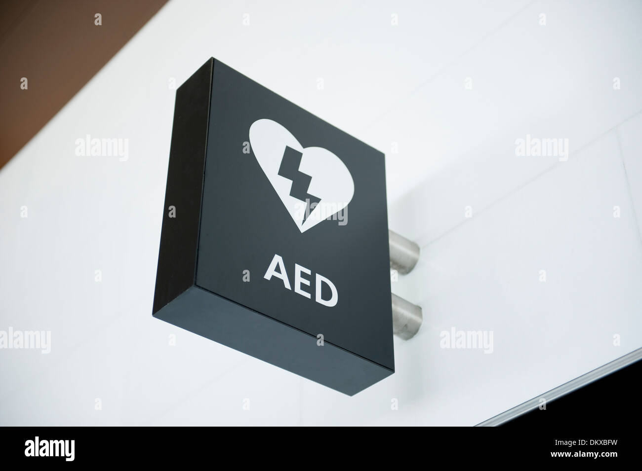 Signe pour défibrillateur automatisé externe DAE est un appareil électronique portable qui peut sauver une vie d'une crise cardiaque Banque D'Images