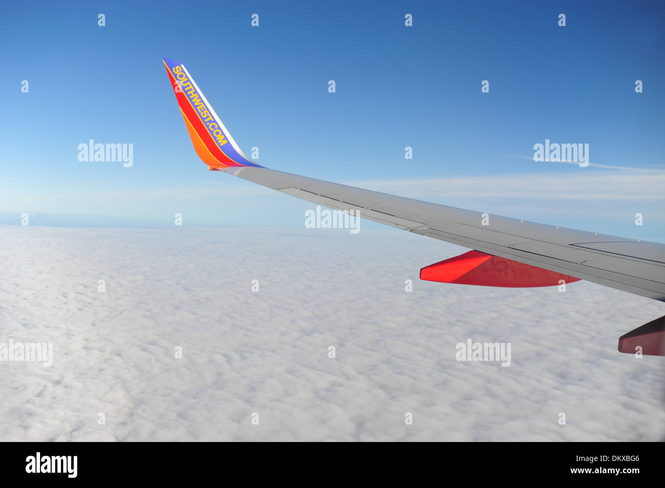 Aile de Southwest Airlines avec winglet sur l'aile d'avion à réaction Boeing 737-700 en vol au dessus des nuages Banque D'Images