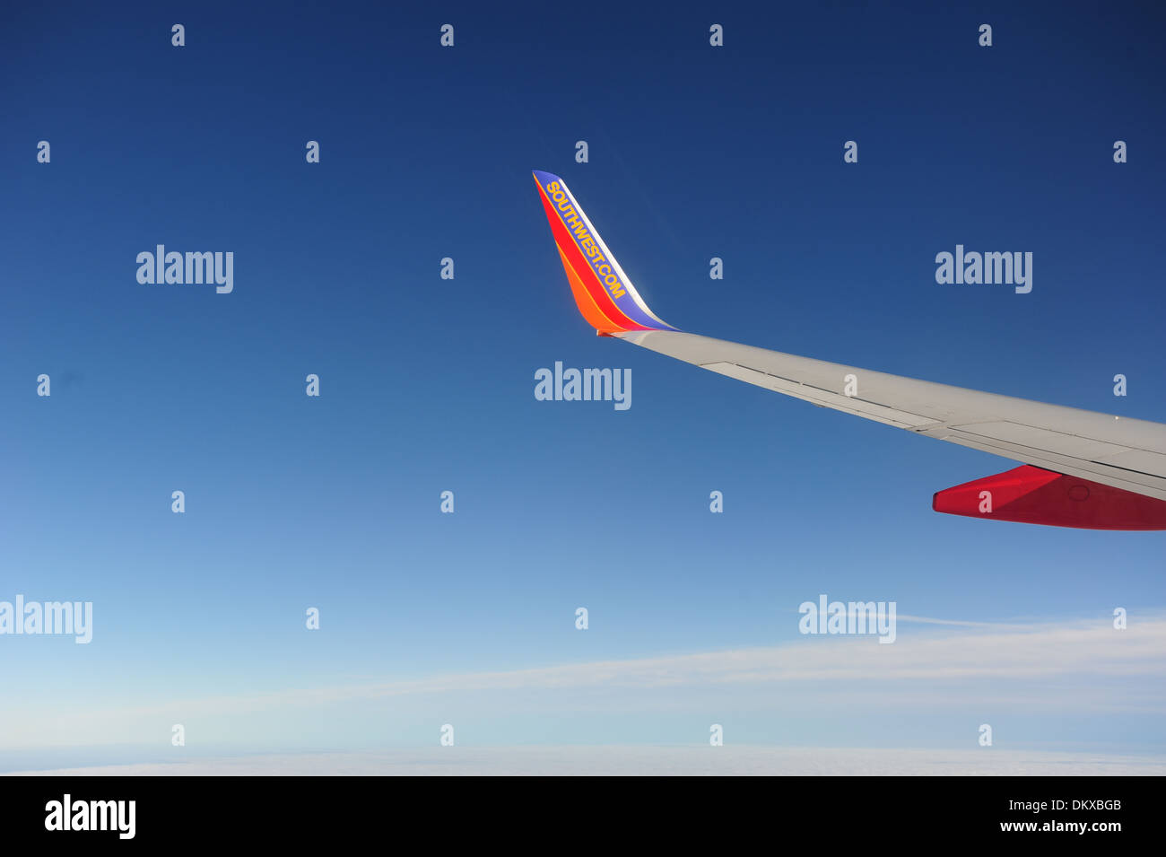 Aile de Southwest Airlines avec winglet sur l'aile d'avion à réaction Boeing 737-700 en vol au dessus des nuages Banque D'Images
