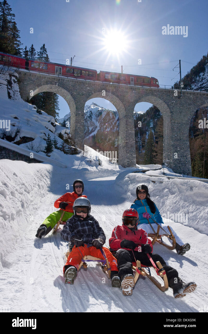 Suisse Europe railway railroad train traîneau luge traîneau famille sport loisirs sports hiver hiver aventure canton Banque D'Images