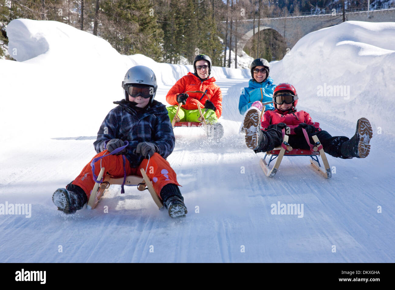 Suisse Europe railway railroad train traîneau luge traîneau famille sport loisirs sports hiver hiver aventure canton Banque D'Images