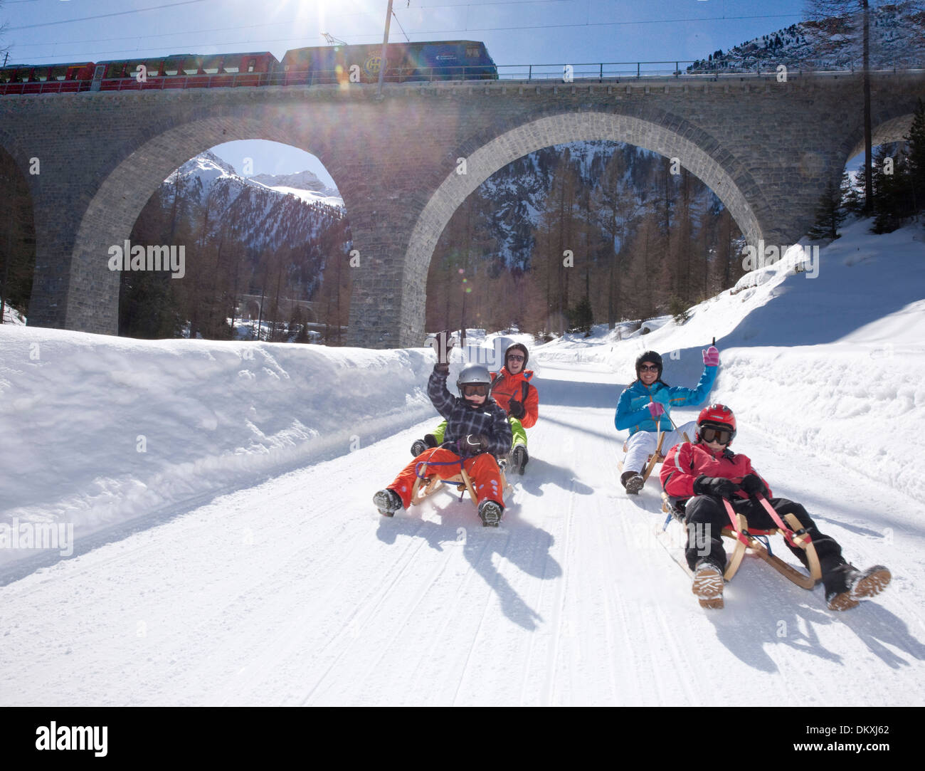 Suisse Europe railway railroad train traîneau luge traîneau famille sport loisirs sports hiver hiver aventure canton Banque D'Images