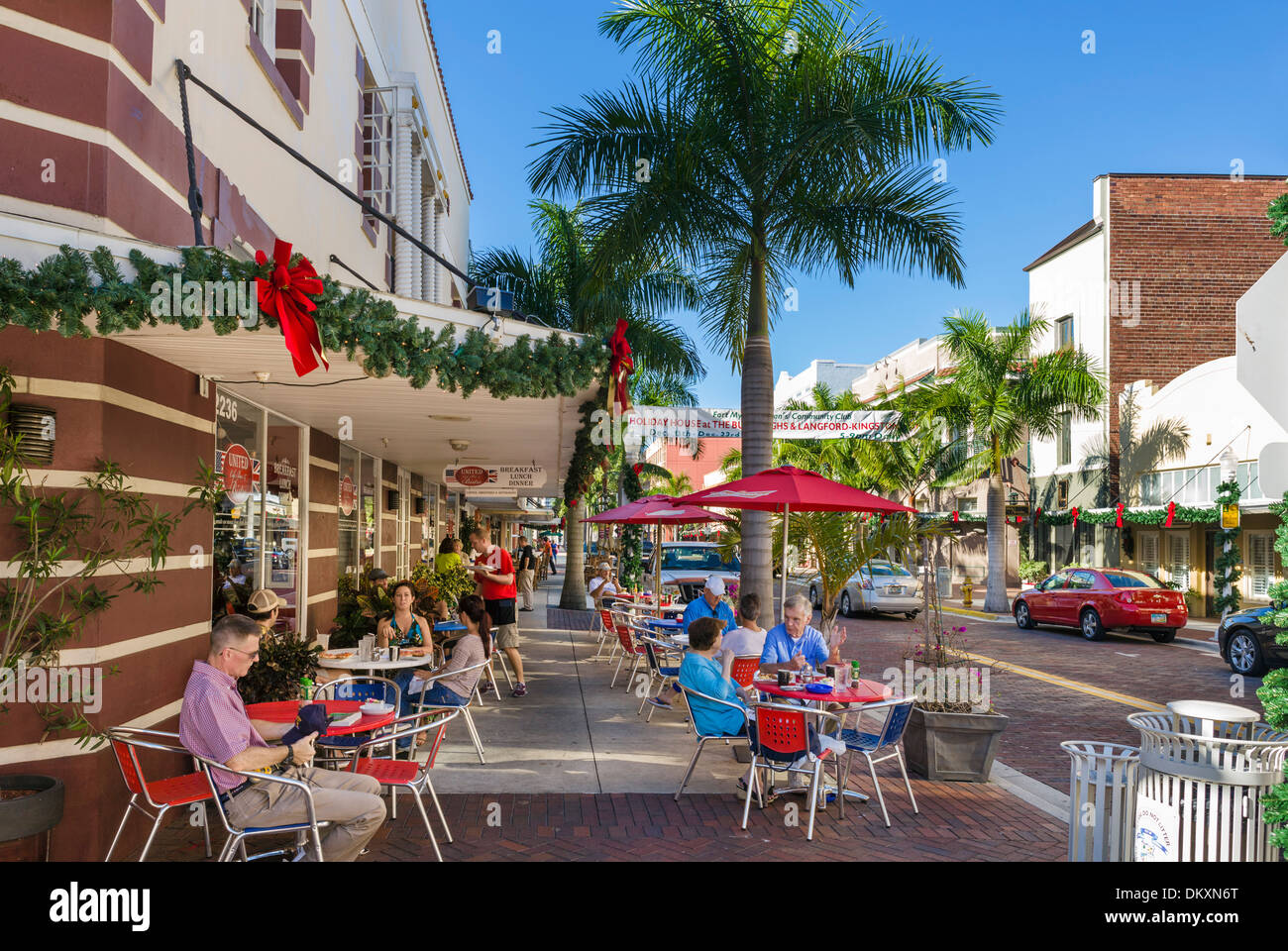 Café avec terrasse sur la rue d'abord dans le district du fleuve historique au centre-ville de Fort Myers, Floride, USA Banque D'Images