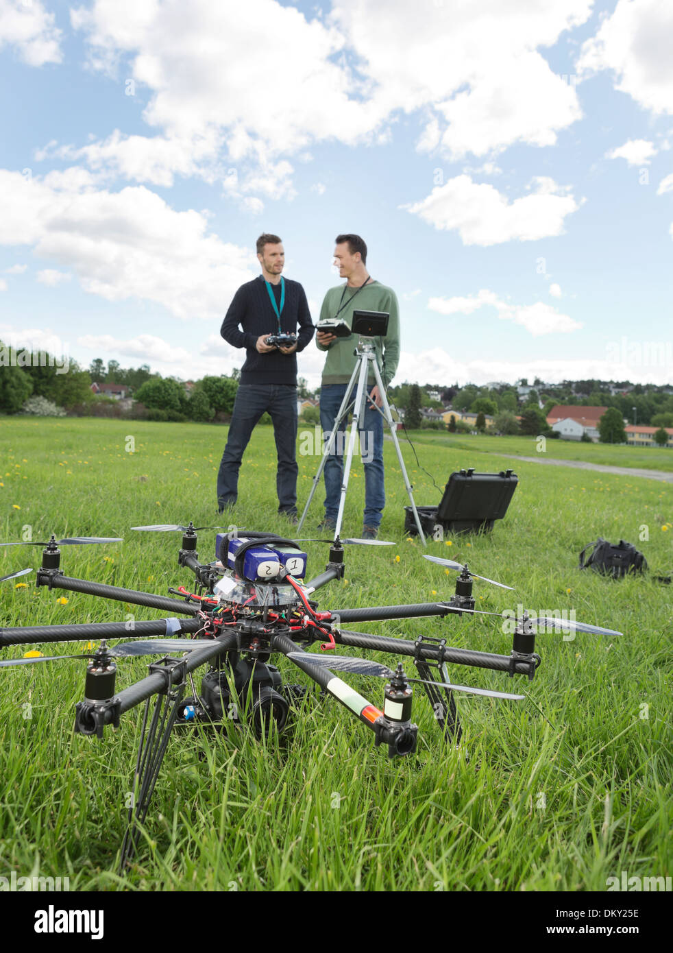 Hélicoptère d'UAV et techniciens du Park Banque D'Images