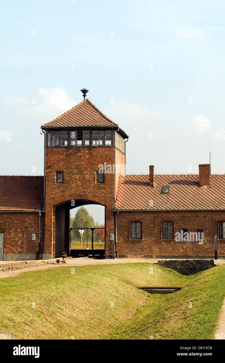 La porte d'entrée emblématique infâme building Birkenau camp allemand nazi de concentration Pologne Banque D'Images