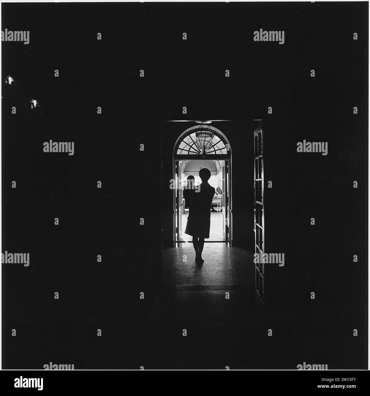 Cette photographie emblématique montre la première dame Jacqueline Kennedy avec son fils, John F. Kennedy Jr., à l’entrée du Portique Sud de la Maison Blanche, capturant un moment de la vie de famille sous l’administration Kennedy. Banque D'Images