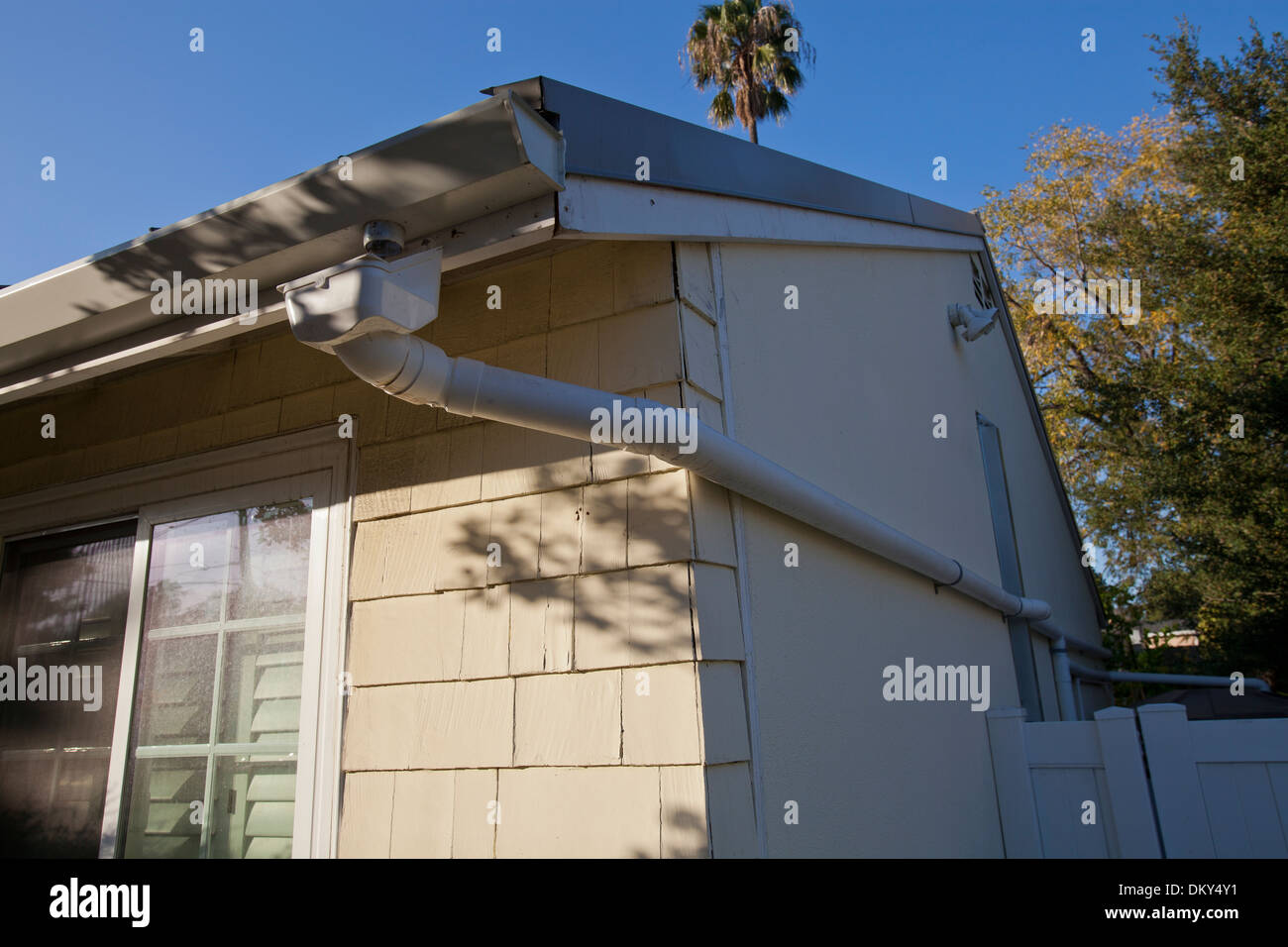 Système de collecte des eaux de pluie sur une maison verte qui est hors de la grille. Los Angeles, Californie, USA Banque D'Images