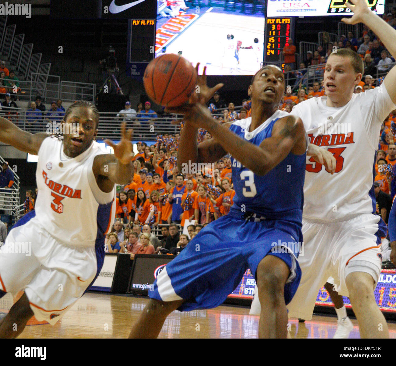 12 janvier 2010 - Gainesville, Florida, USA - UK's Darnell Dodson, centre, la balle avait frappé par Florida's Ray Shipman, gauche, alors qu'il conduisait sur Erik Murphy dans la première moitié de l'Ohio à la Floride match de basket-ball le Mardi, 12 janvier 2010 à Gainesville, Floride. Photo de David Perry | Personnel (crédit Image : © Lexington Herald-Leader/ZUMApress.com) Banque D'Images