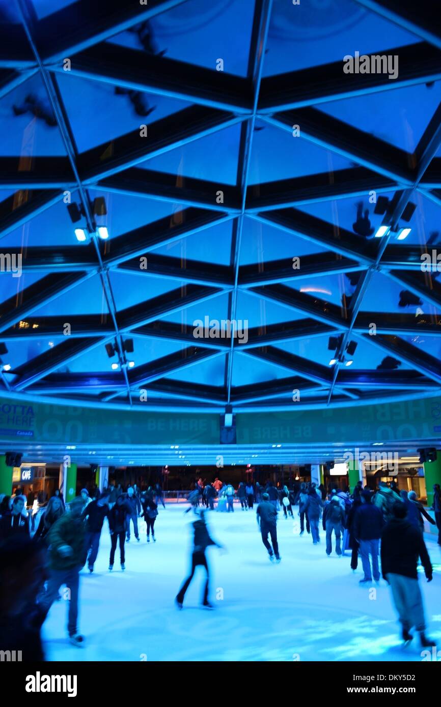 Jan 15, 2010 - Vancouver, Colombie-Britannique, Canada - patineurs patinent autour de la GE Plaza à Robson Square sous des lumières bleues. La plaza sera l'hôte d'une variété de manifestations olympiques durant les Jeux Olympiques et Paralympiques de 2010. (Crédit Image : Â© Mike Kane/ZUMA Press) Banque D'Images