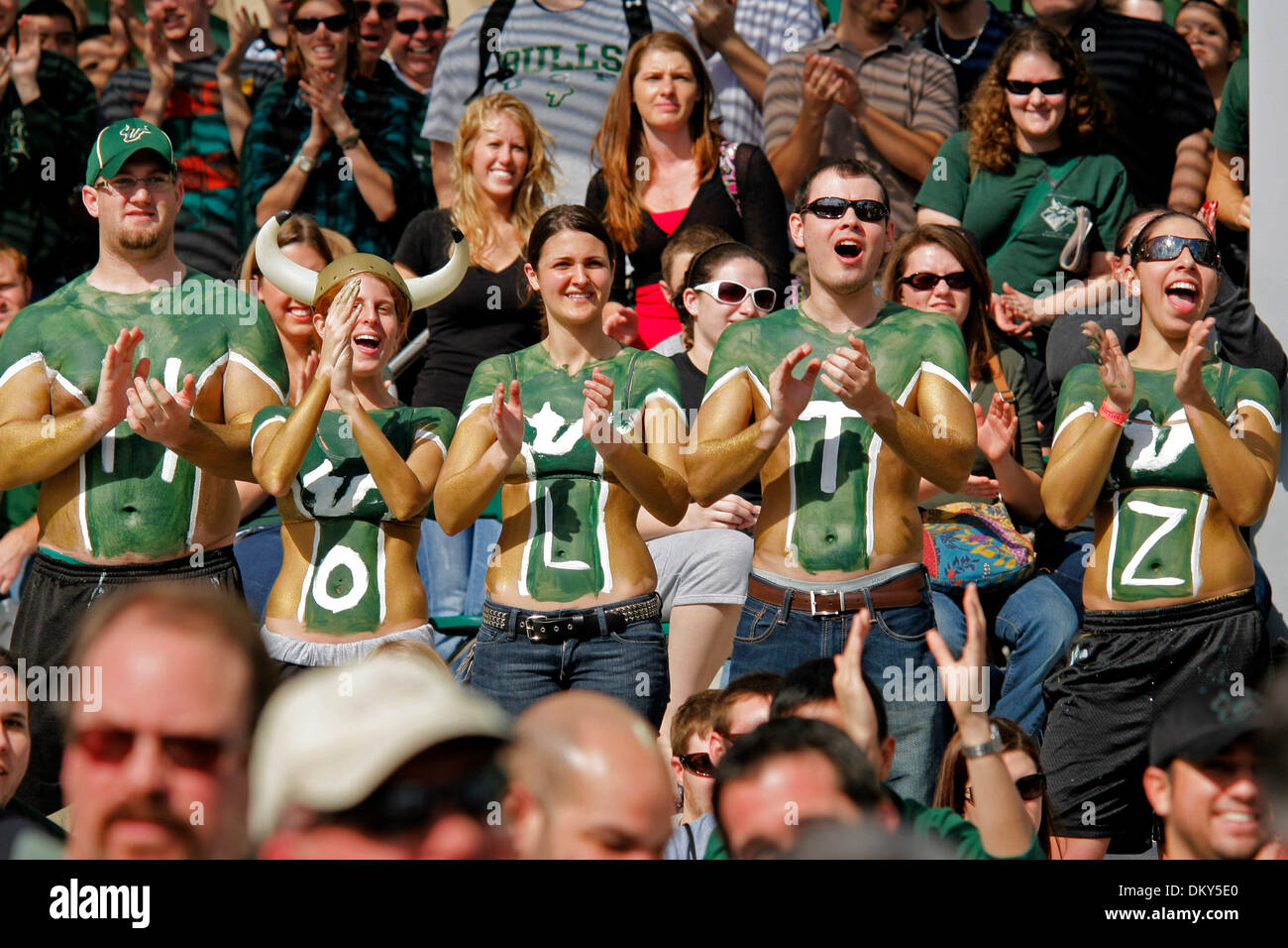 15 janvier 2010 - Tampa, FL, USA - EDMUND D. Fountain | fois .TP   317359 FONDATION USF 6.(01/15/2010 Tampa USF) football fans acclamer l'entraîneur de football entrant Aller Holtz lors d'une conférence de presse où il a été présenté aux fans, les étudiants et les médias. [EDMUND D. FONTAINE, fois] (crédit Image : © St. Petersburg Times/ZUMApress.com) Banque D'Images