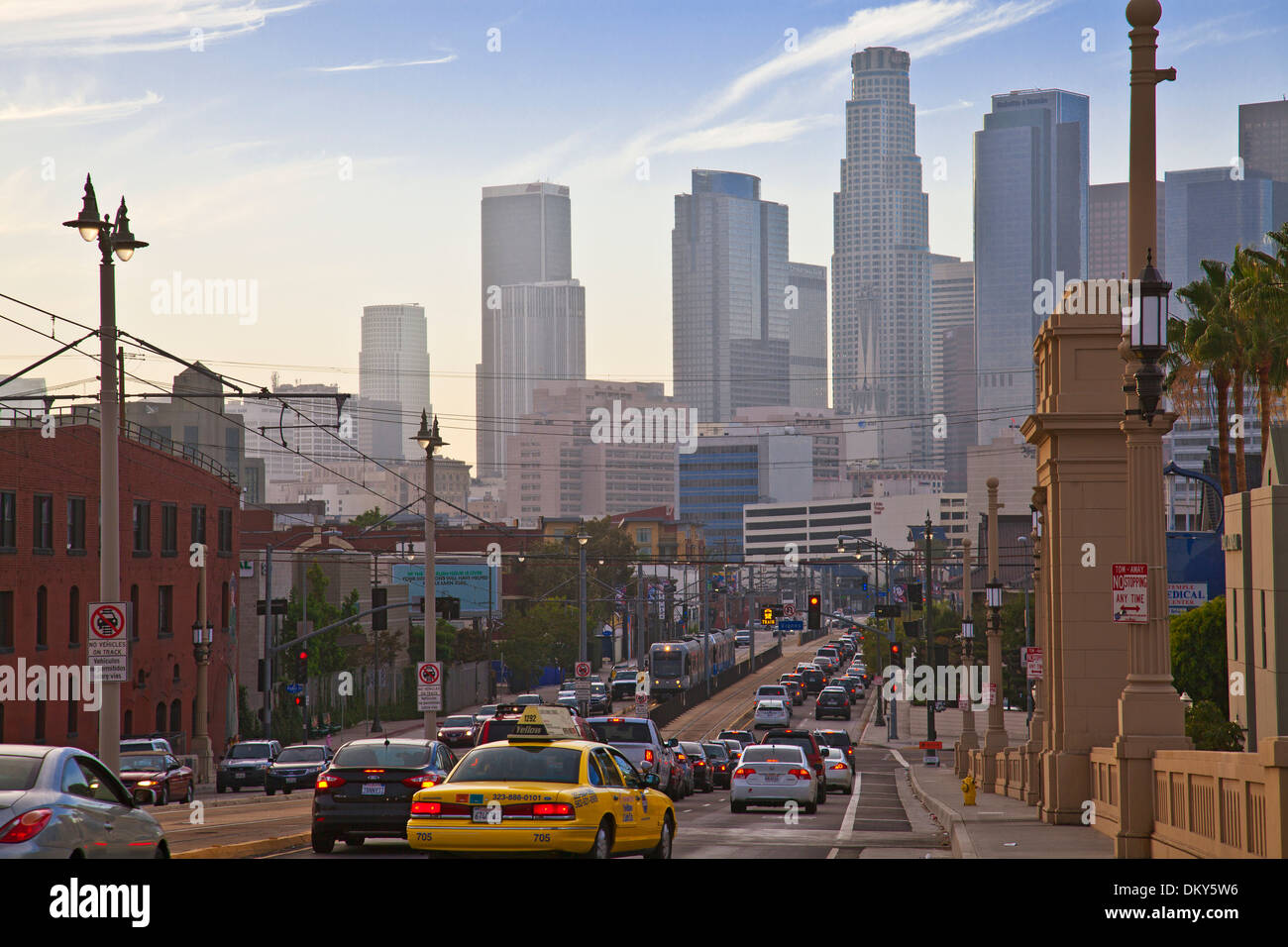 Los Angeles skyline à partir de la 1re Rue Bridge, California, USA Banque D'Images